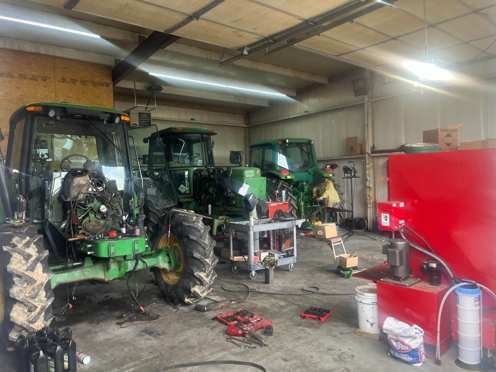 Tractor fleet repair workshop